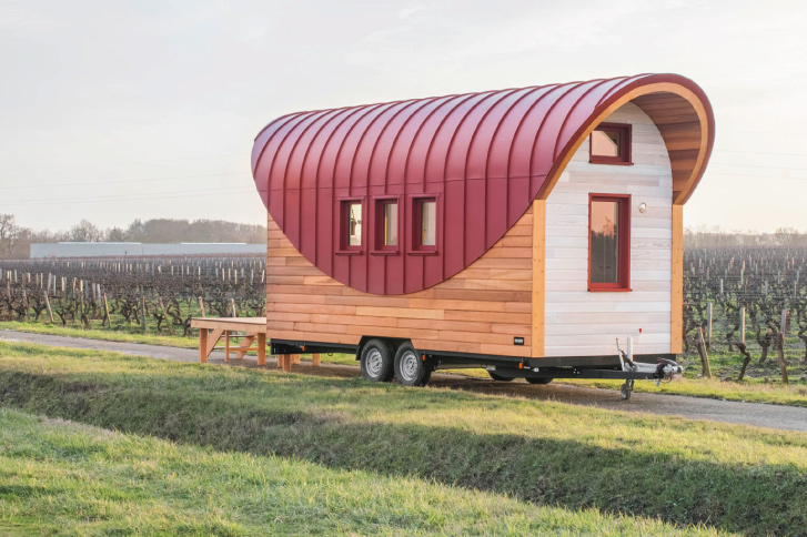 Tiny-house-cintrée-rouge-oxyde