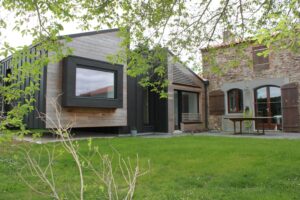 agrandissement d'une longère - bardage zinc et red cedar - élément en levitation